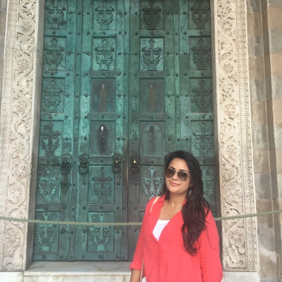 Meet your Posher, Sara - Picture 1 of 1